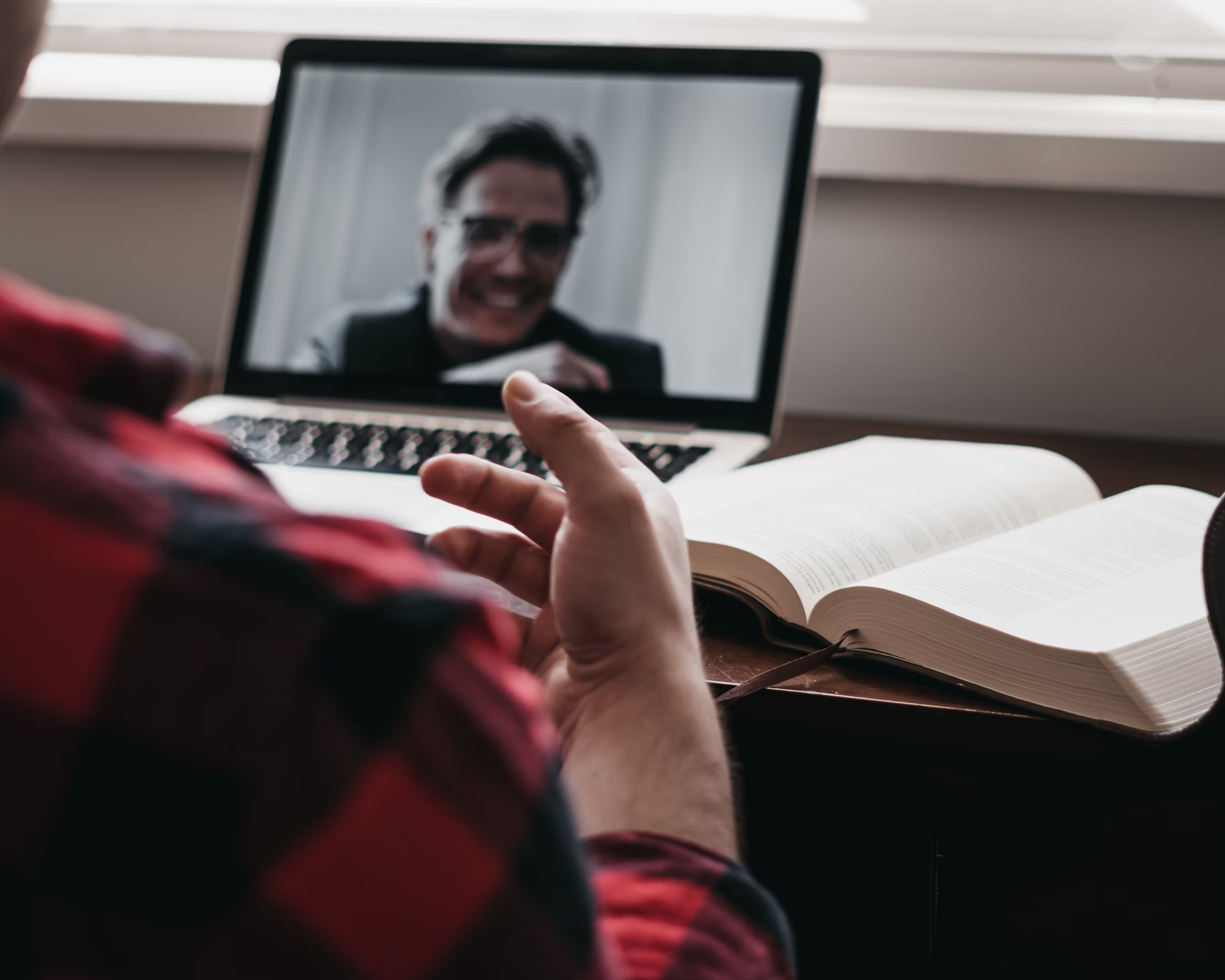 Immagine evocativa di due persone che fanno una call di lavoro (credits: Unsplash)